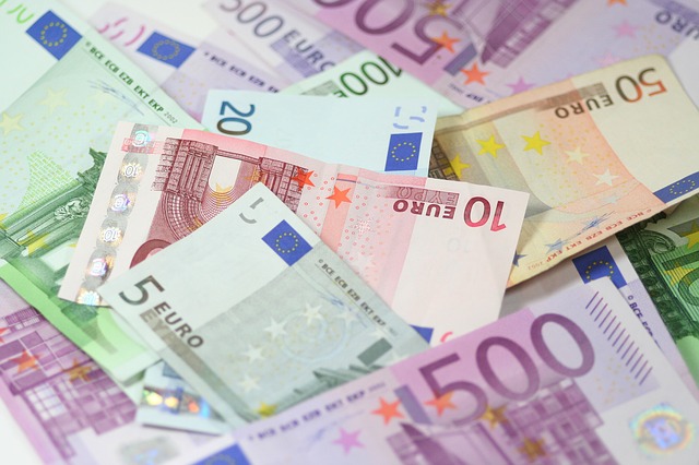 pohled na eurobankovky