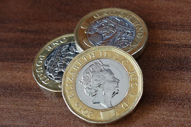 tři lesklé mince, libry, královna