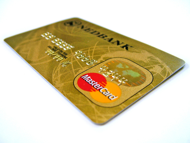 zlatá bankovní karta na bílém podkladu