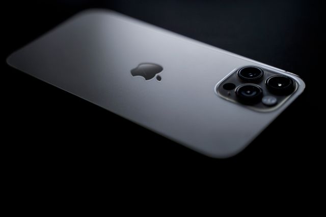 šedý iPhone